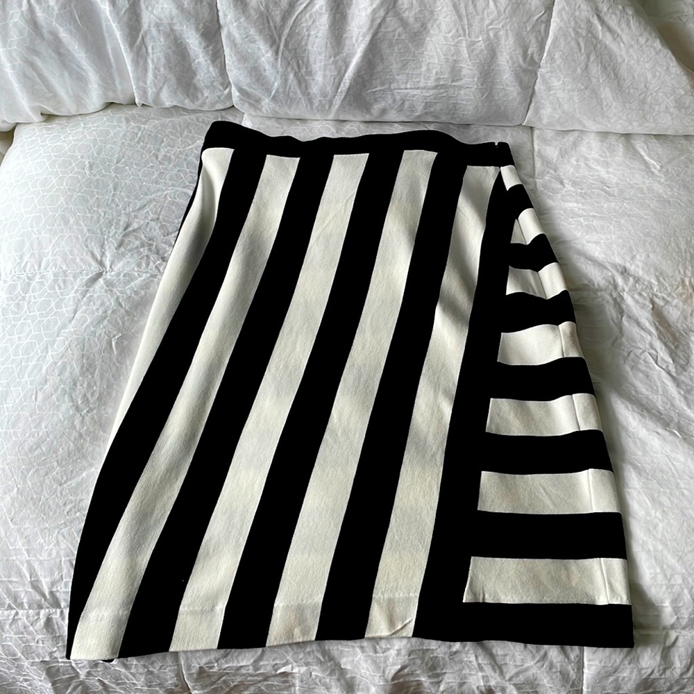 Banana republic skirt – striped in two directions